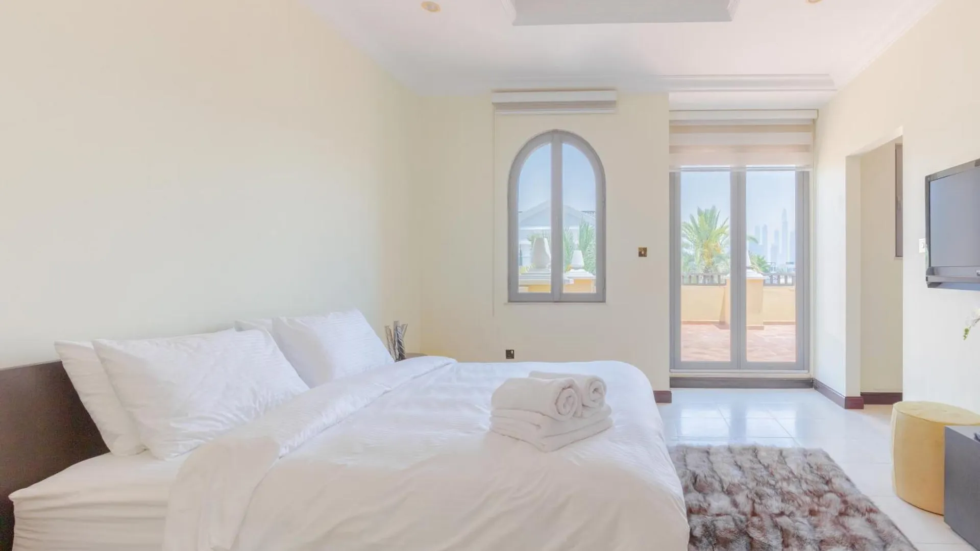 Private Pool & Direct Beach Access-4Bdr Villa Dubai